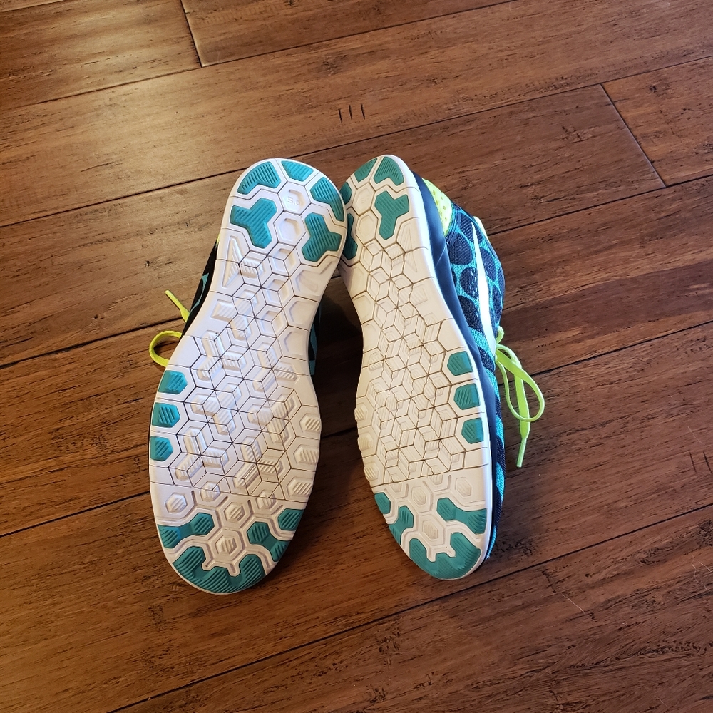 🦋 NEW NIKE FREE RUNNING SHOES🦋 - Picture 9 of 13